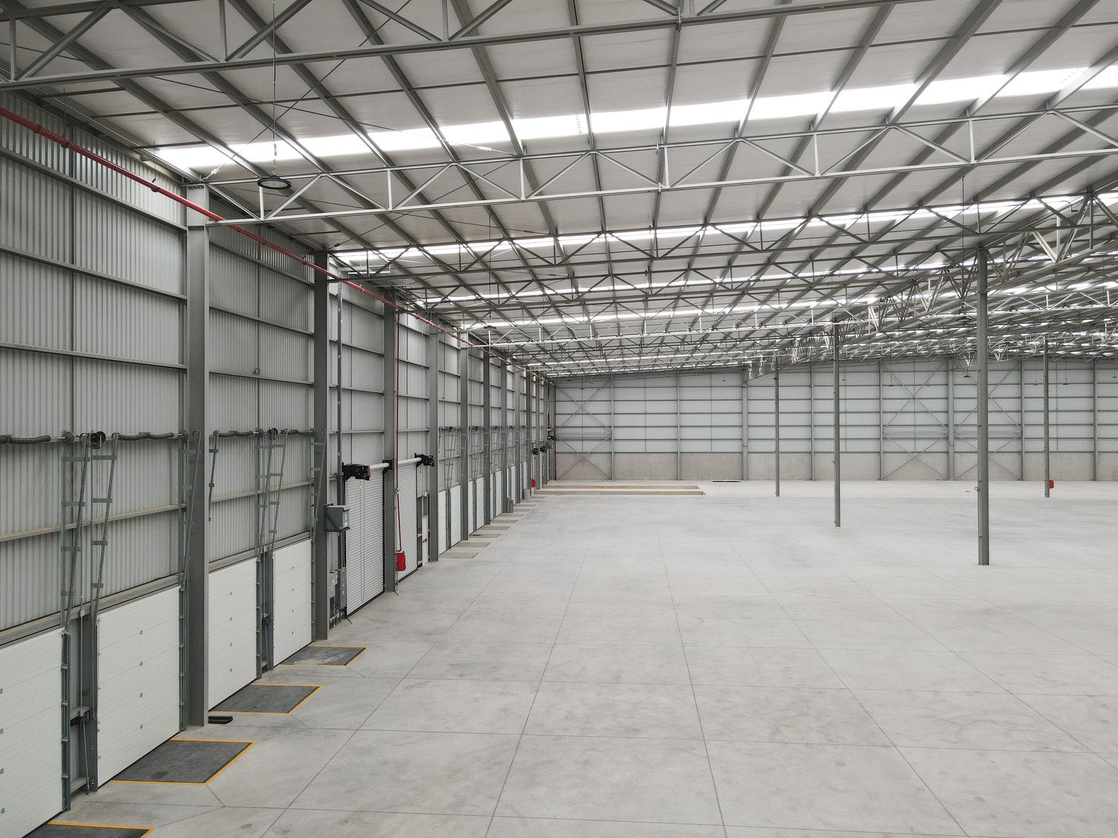 Interior almacén Chronos MX — Querétaro
