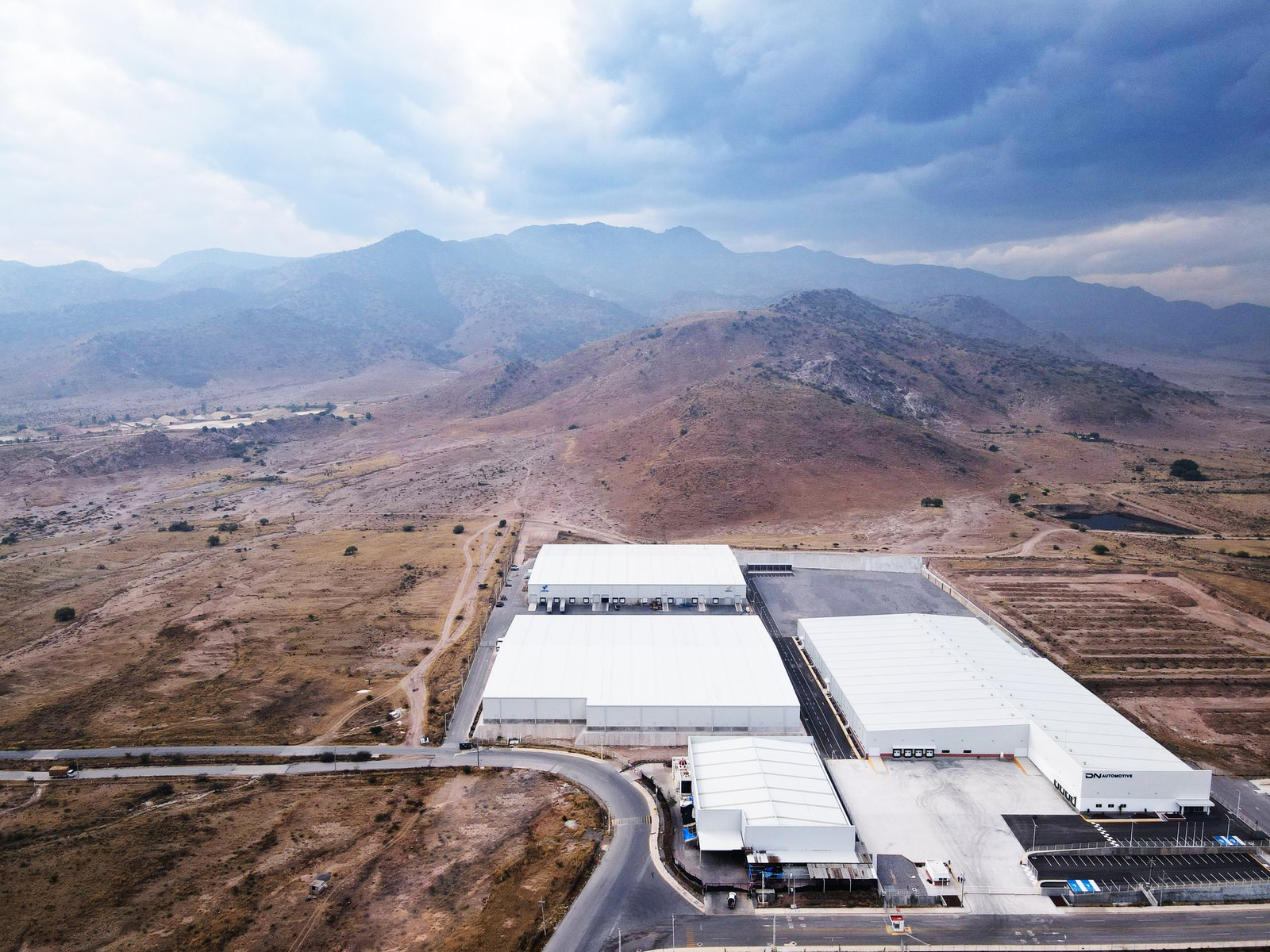 Acceso exterior almacén Chronos MX — San Luis Potosí